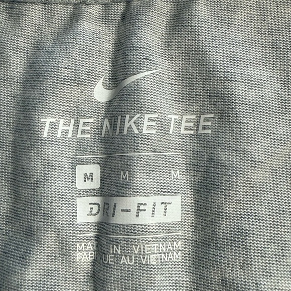 Nike Dri-Fit Women’s V-Neck Tee Shirt Gray Size M Super Soft NWT - Picture 2 of 9